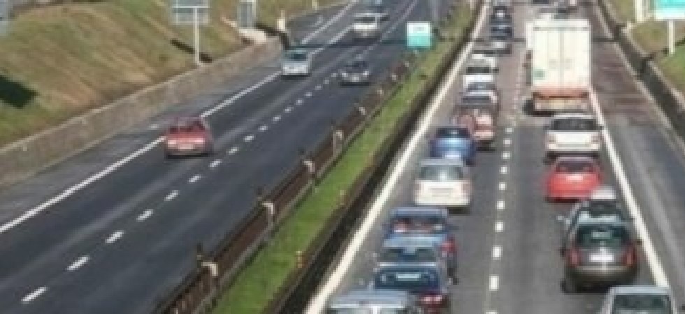 Incidente in A22, perde il controllo dell'auto, si schianta contro una barriera e finisce di traverso bloccando le corsie