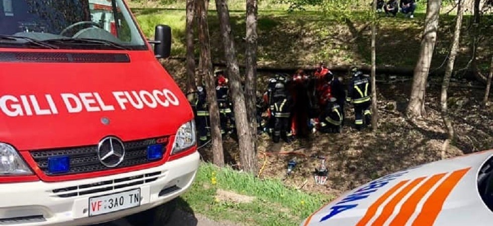 Esce di strada e finisce nella scarpata, 82enne trasportata in elicottero all'ospedale