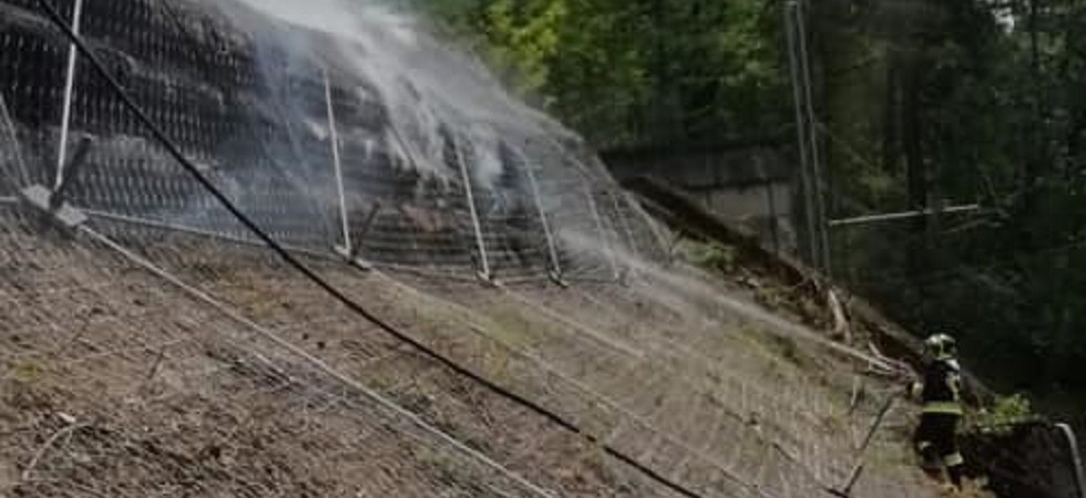 Incendio in un cantiere, brucia un pendio
