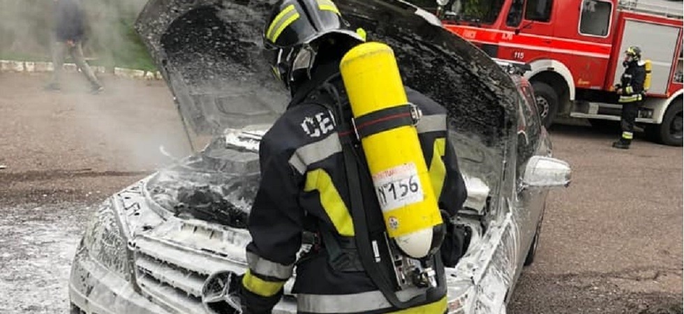 Un'auto prende fuoco sulla provinciale, momenti di paura in val di Non