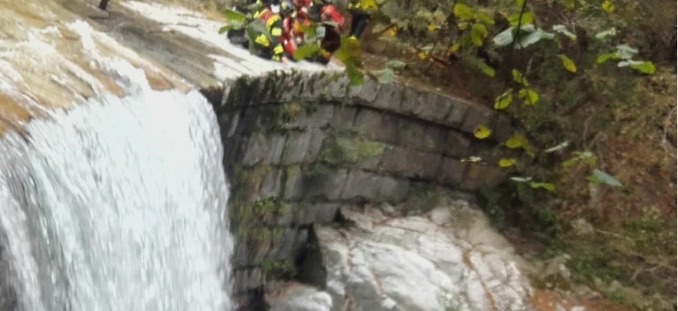 Il cane resta bloccato alla cascata del torrente, salvato dai vigili del fuoco