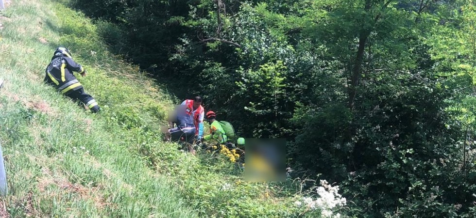Incidente tra un'automobile e una moto che finisce fuori strada: il centauro sbalzato nel dirupo