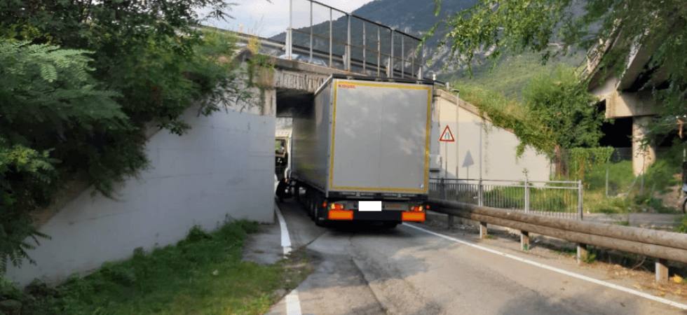 L'autoarticolato è troppo grosso e si incastra sotto il cavalcavia