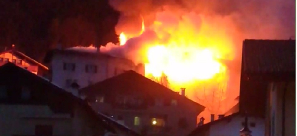 Fiamme altissime a Tione, un'abitazione divorata dal fuoco