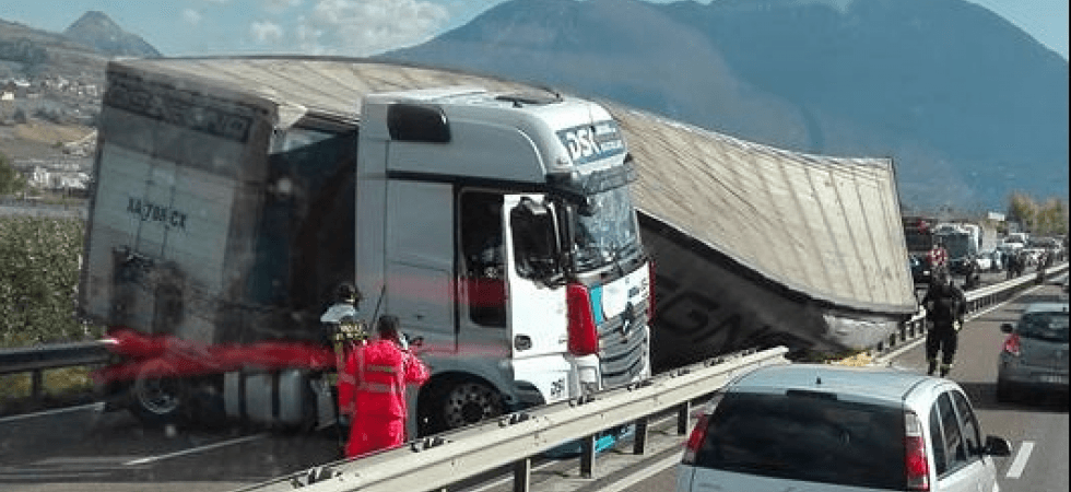 Ili tir collassato in tangenziale