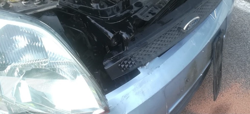 Un'auto viene tamponata e spinta contro un muretto a bordo strada