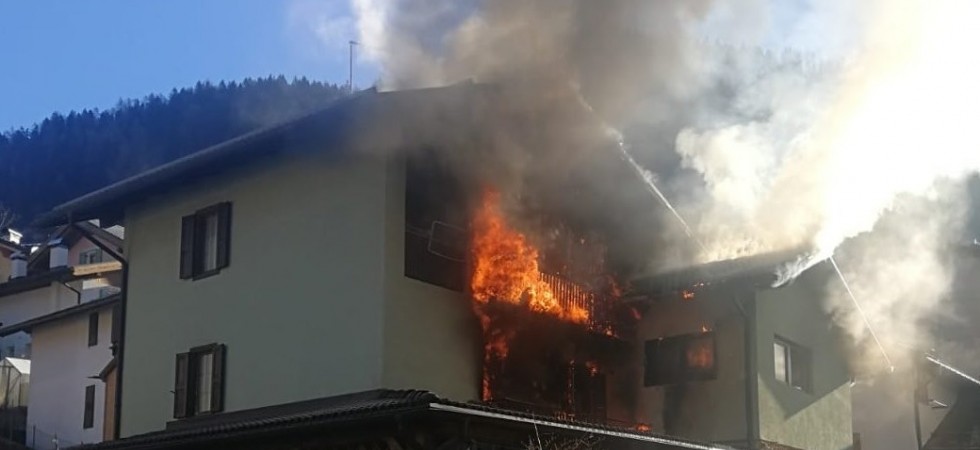 Le fiamme divorano un appartamento a Tonadico
