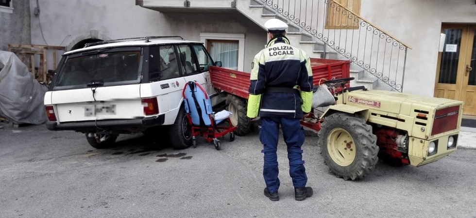 Foto tratta da Facebook - Polizia locale delle Giudicarie Parte la retromarcia, viene sbalzato giù dal sellino e il trattore lo schiaccia: ferito un uomo