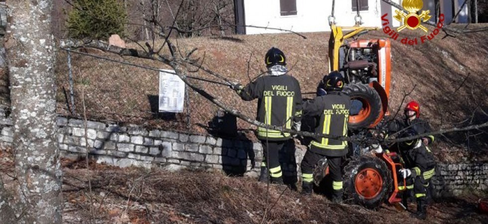 Si ribalta con il trattore nel feltrino, il mezzo agricolo finisce capovolto contro le piante