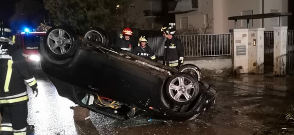 Si ribalta con l'auto, 27enne trasportato in ospedale