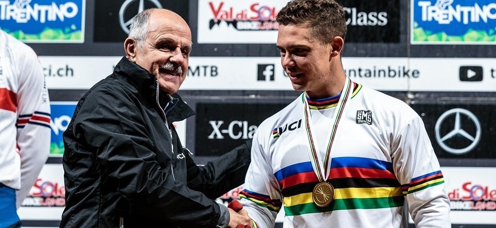 Il vice presidente della Uci e numero uno della Fci Renato Di Rocco premia il Campione del Mondo di Four-Cross Romain Mayet (Credits: Luise) Il vice presidente della Uci e numero uno della Fci Renato Di Rocco premia il Campione del Mondo di Four-Cross Romain Mayet