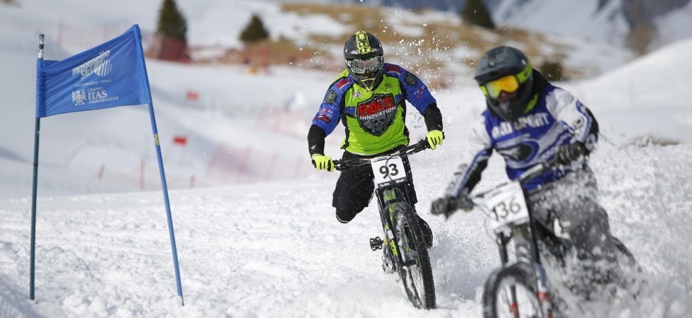 Sfida ad alta velocità a La Winter DH 2020 con le porte da slalom gigante a delimitare il percorso (Credits: Photo Team) Sfida ad alta velocità a La Winter DH 2020 con le porte da slalom gigante a delimitare il percorso (Credits: Photo Team)