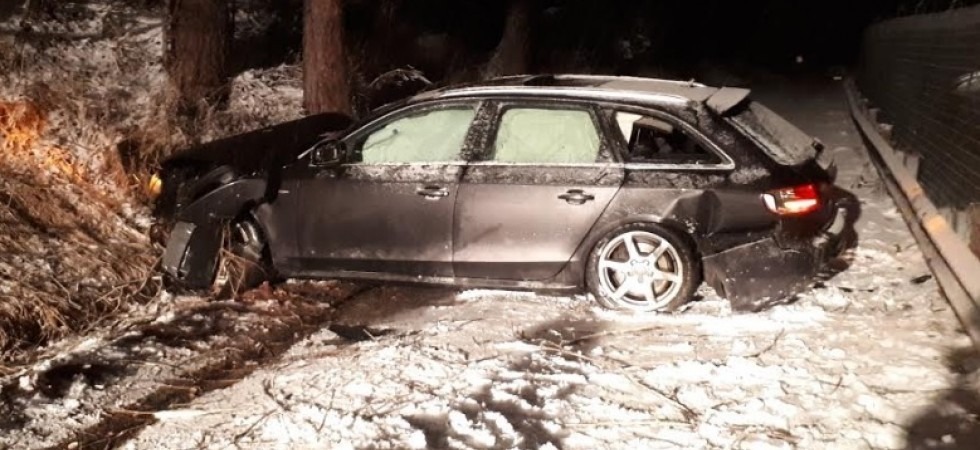Perde il controllo dell'auto, esce di strada e scivola in una scarpata
