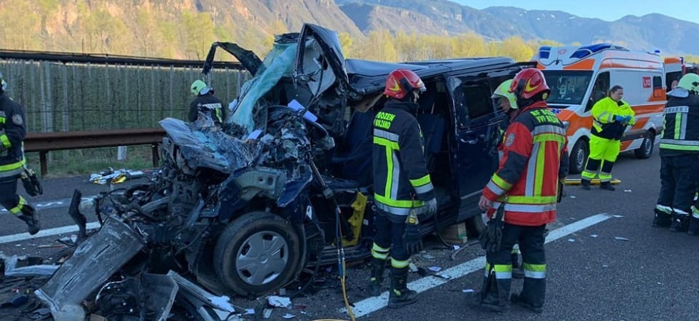 Foto tratta dalla pagina Facebook dei Vigili del fuoco di Egna Grave tamponamento in autostrada, furgone finisce sotto il camion: un uomo è grave