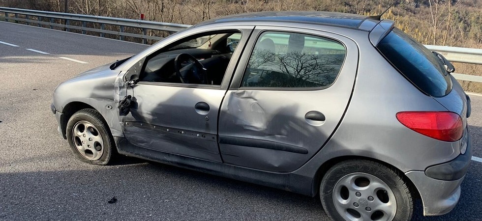 Un'auto svolta e la moto prova un sorpasso ma la centra