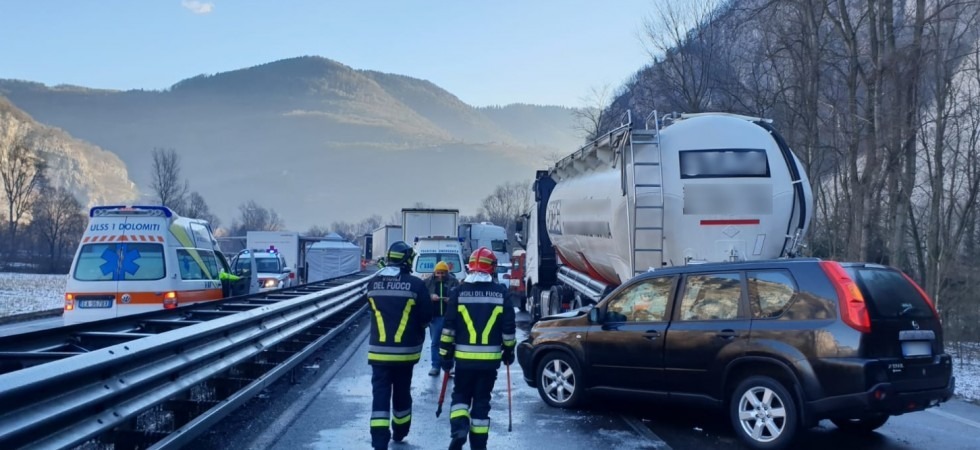 Foto tratta da Facebook Incidenti in Valsugana, la strada statale 47 chiusa da Tezze a Primolano