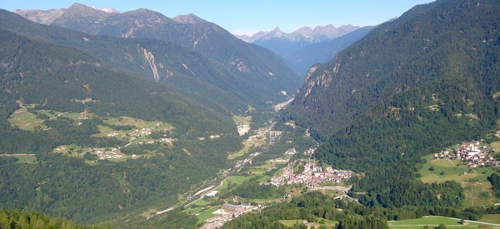 Va per funghi ma scivola per alcuni metri, salvato dal Soccorso alpino