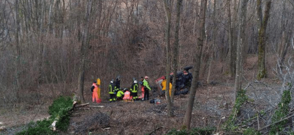 Tragedia nei boschi: trascina un tronco che si impiglia e il trattore si ribalta