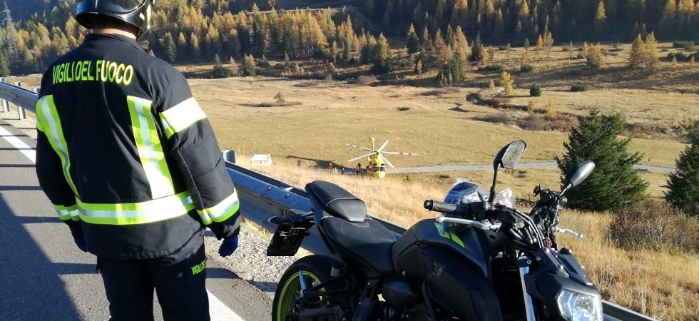 Perde il controllo della moto e scivola a terra, 60enne trasportato in elicottero all'ospedale