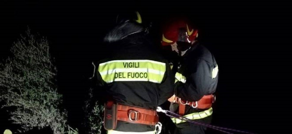 Percorre la strada forestale e precipita per un centinaio di metri nella scarpata