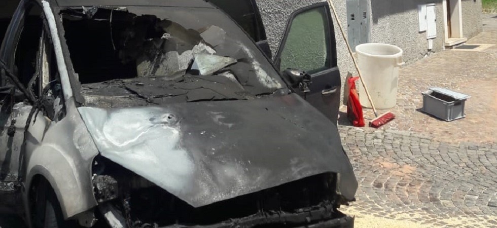 Un'auto finisce in fiamme, il conducente si salva appena in tempo