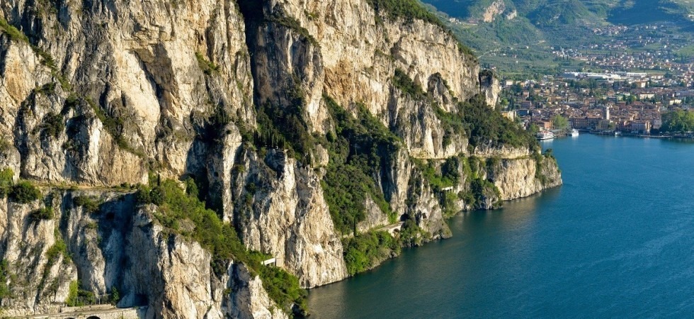 Perde il controllo della bici e vola per decine di metri contro le rocce, muore un biker