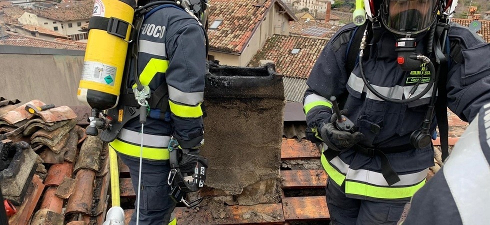 A fuoco un camino e parte del tetto in pieno centro abitato