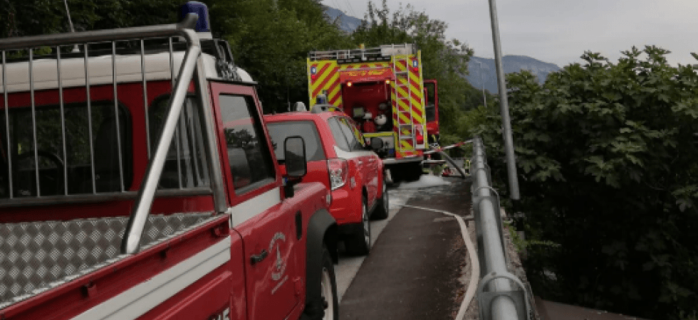 Incendio a Villazzano, il mezzo dei pompieri non è adatto e si incastra''
