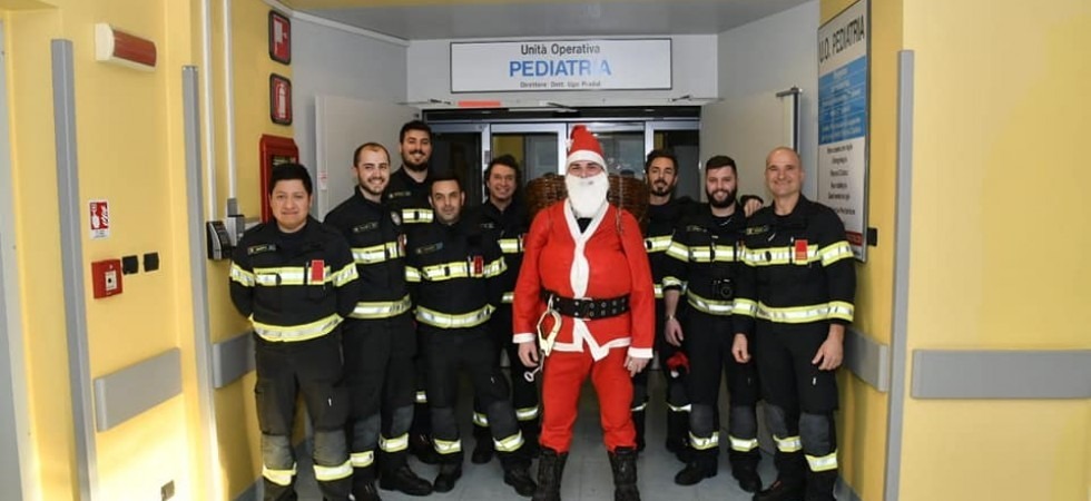 Foto tratta da Facebook Pediatria, in ospedale il Babbo Natale dei vigili del fuoco