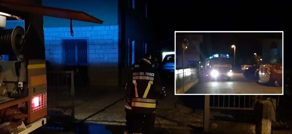 Incendio vicino alle scuole, in fiamme un cassonetto