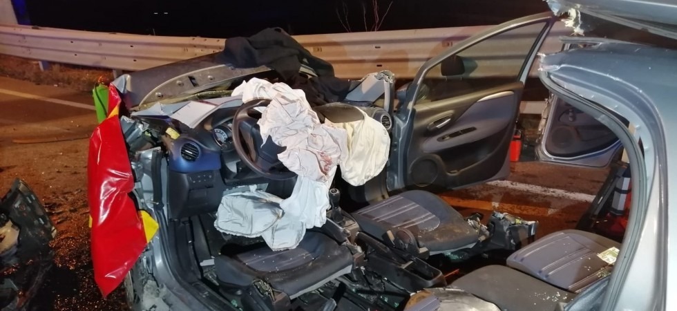 Pauroso schianto nella notte, due auto con sei ragazzi si sono scontrate frontalmente