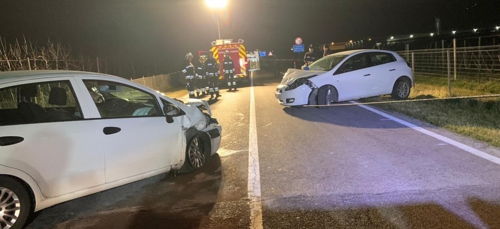Frontale sulla Gardesana, tre persone sono rimaste incastrate nei mezzi