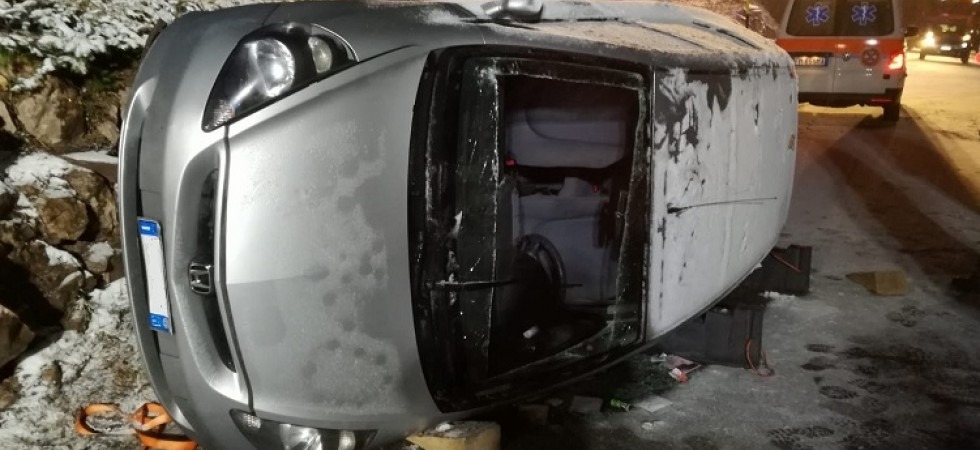 Momenti di paura per 3 ragazze, perdono il controllo dell'auto e si ribaltano