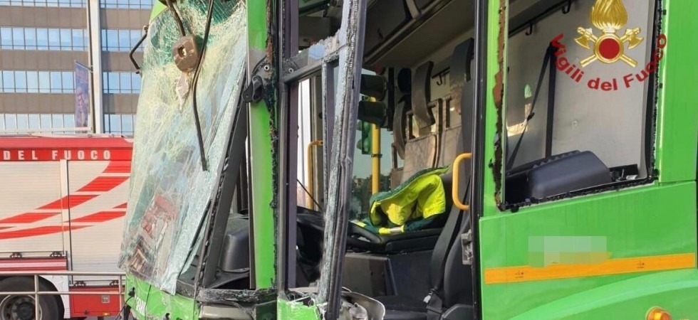 Scontro tra un bus e un camion per i rifiuti, una donna è in coma, ci sono 18 persone coinvolte