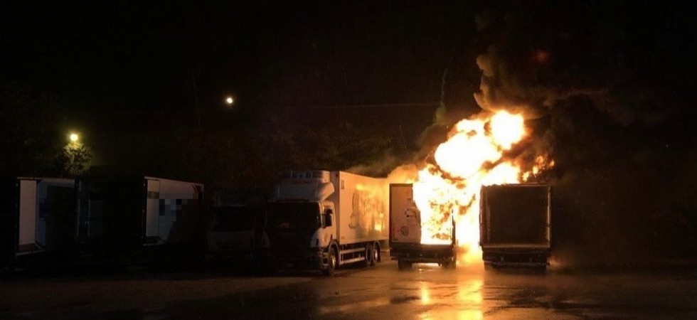 Incendio nella zona industriale di Gardolo, a fuoco due autocarri