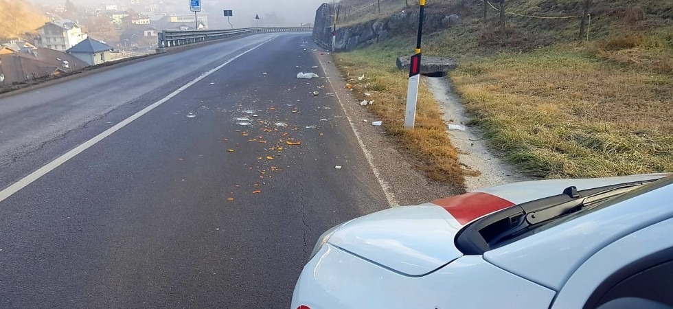 Getta l'immondizia dal finestrino dell'auto, individuata e sanzionata una persona
