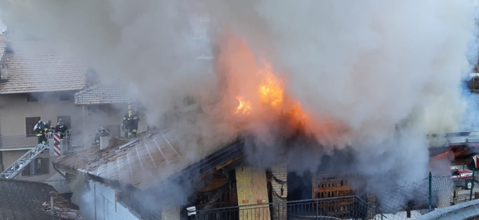 In fiamme il tetto di una abitazione, evacuati una mamma e un bimbo