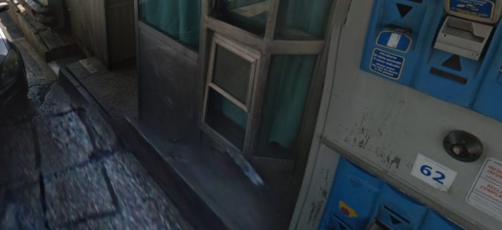 A22, coprono la targa dell'auto e in tre svuotano la cassa del casello autostradale