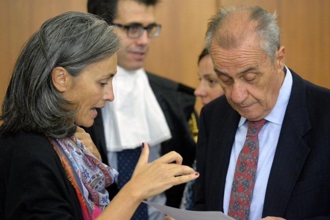 Il padre di Carmela con l'avvocata Elena Biaggioni (Foto Alessio Coser)