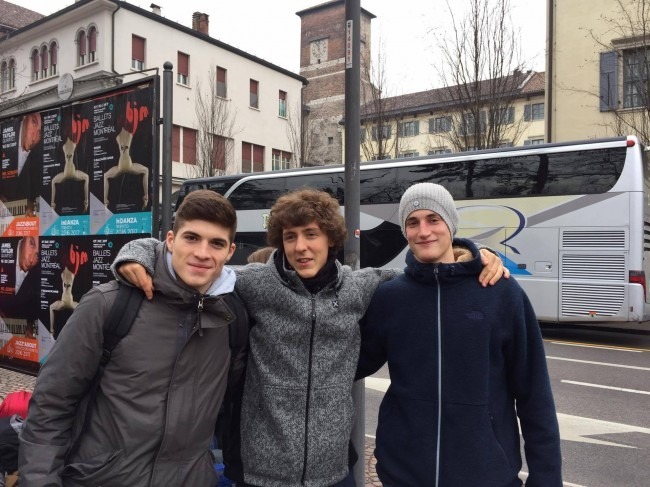 Francesco in mezzo a due suoi amici