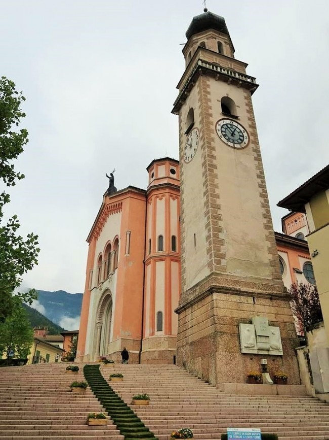 La chiesa di Levico Terme.