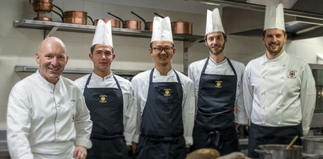 Lo Chef Alfio Ghezzi con il suo team della Locanda Margon