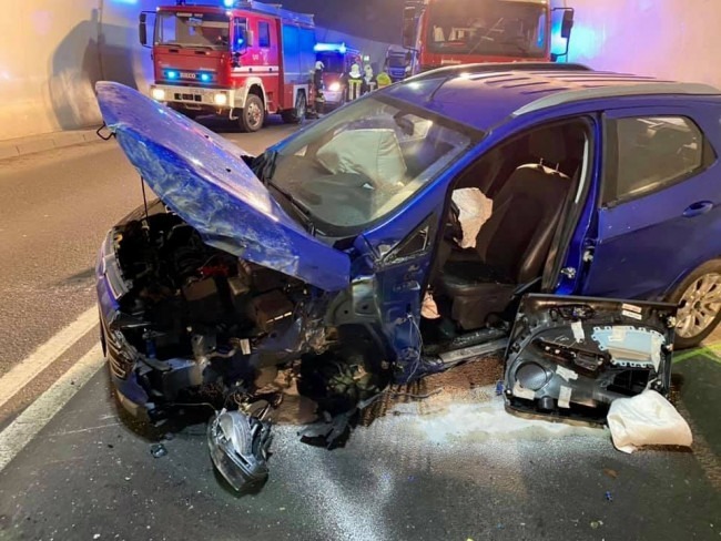 FOTO. Violento scontro fra un autobus di linea e un'auto. Sei le ...