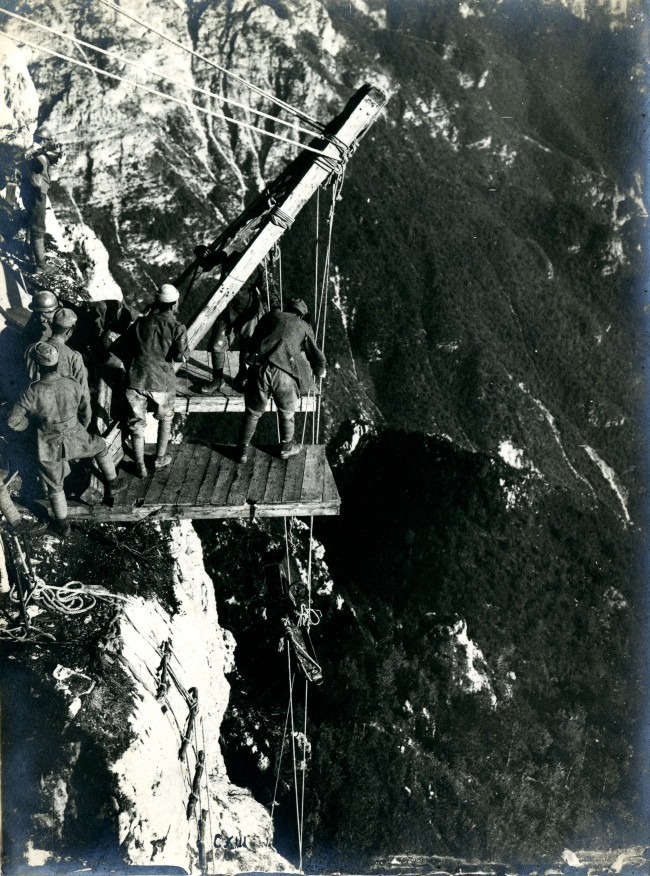 1916, montaggio di una piattaforma per le bombarde su uno scalino roccioso, monte Corno (Credits to Museo della Guerra)