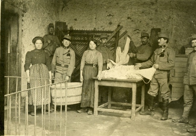Soldati austro-ungarici con due lavandaie (Credits to Museo della Guerra)