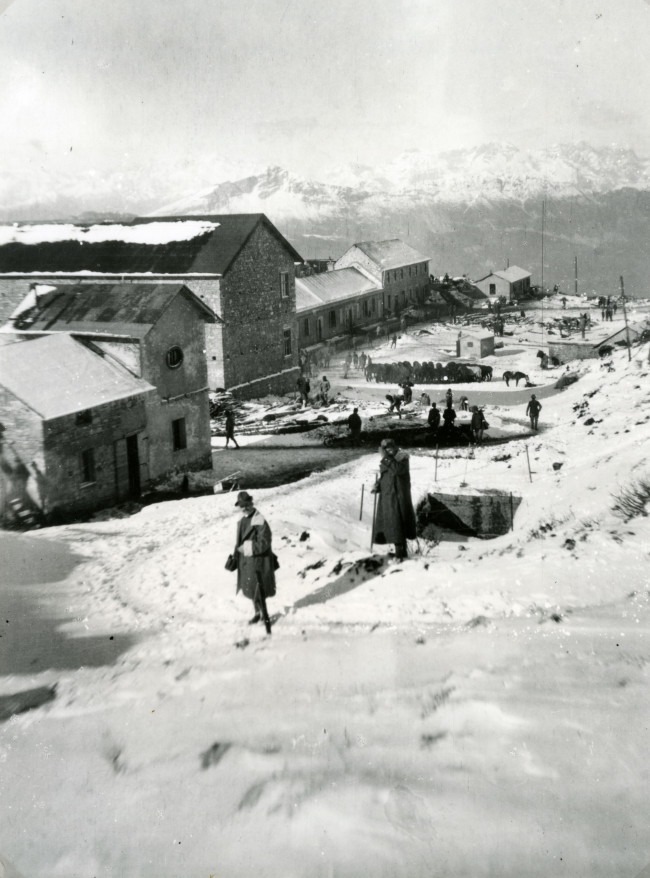 Soldati italiani nelle caserme austro-ungariche occupate sullo Zugna (Credits to Museo della Guerra)