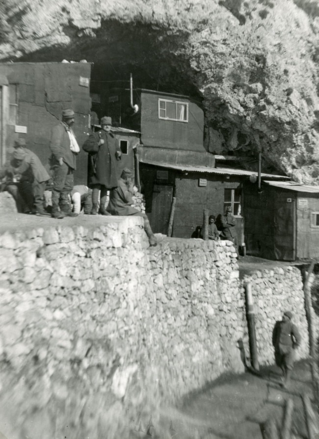 Coni Zugna, soldati italiani nelle baracche del "Villaggio Biaggiotti" (Credits to Museo della Guerra)