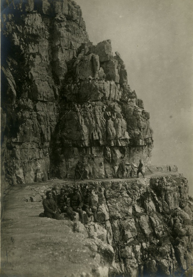 Soldati al lavoro coi martelli pneumatici (Credits to Museo della Guerra)