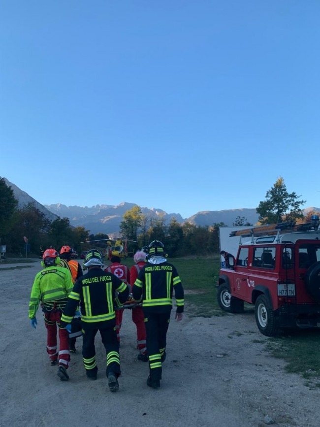 Cade da cavallo e sbatte contro un palo con la schiena. Paura per una ...