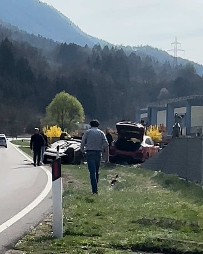 Violento frontale tra due auto, nello scontro una si ribalta (FOTO ...